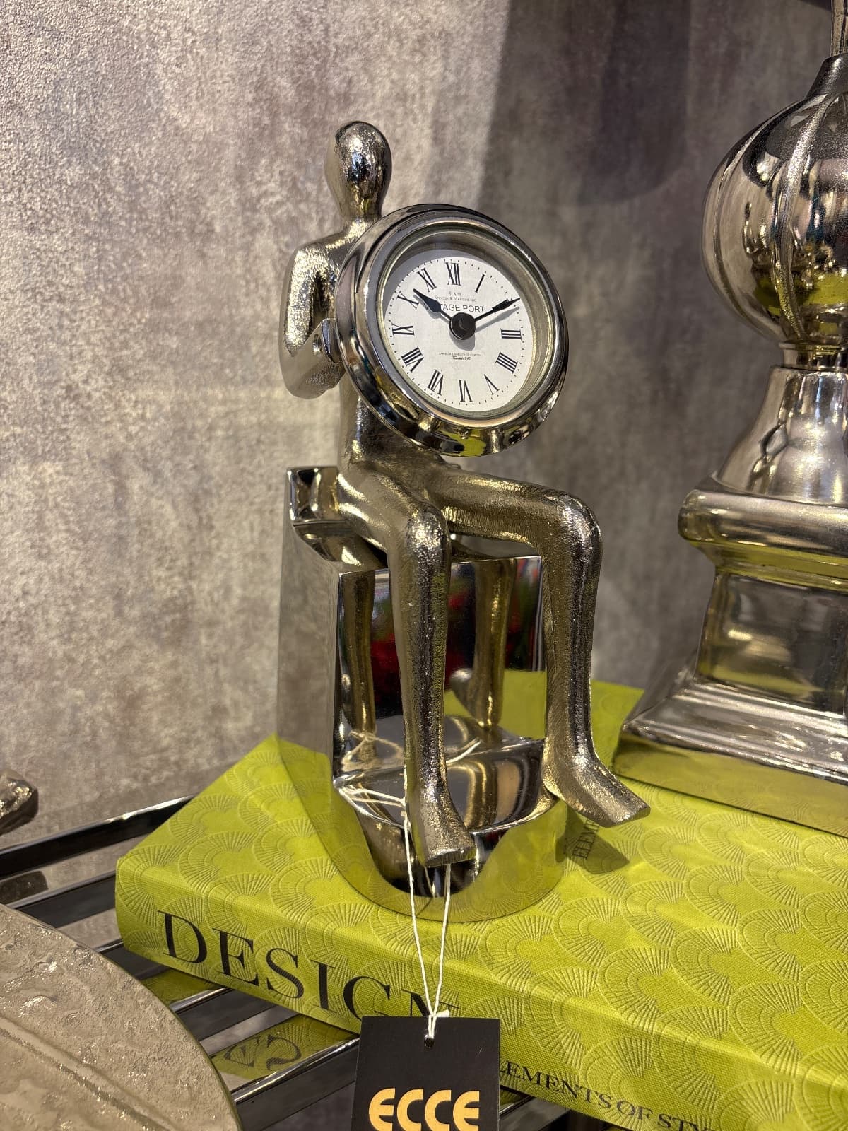 Oturan Adam Masa Saati