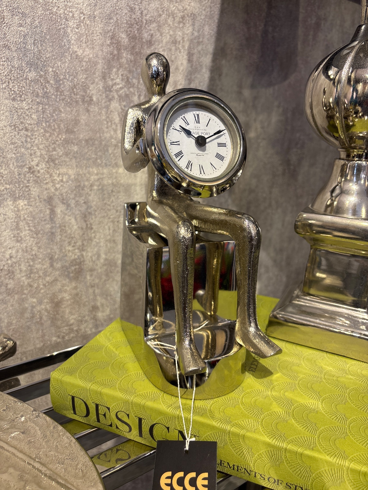 Oturan Adam Masa Saati 1